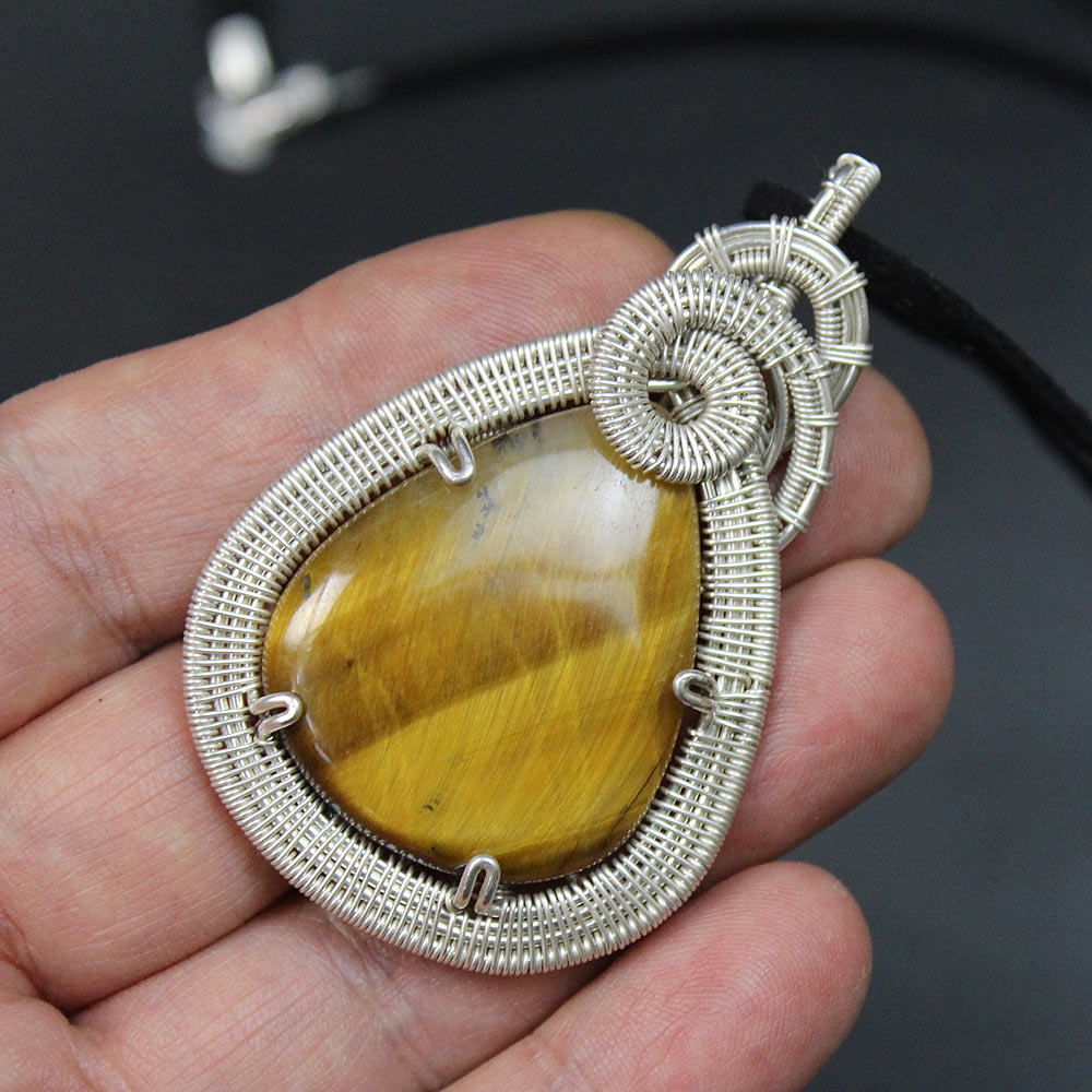 Кулон из камня Тигровый глаз и серебряной проволоки 925 пробы