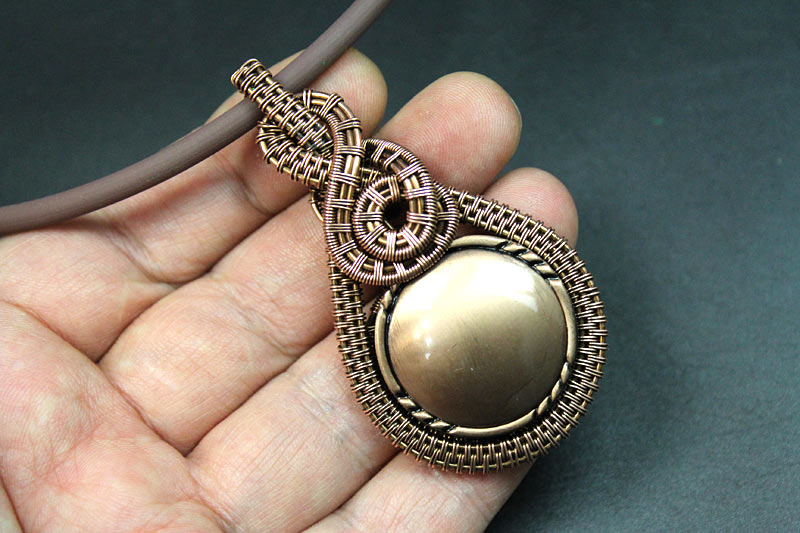 Кулон из медной проволоки и пуговицы