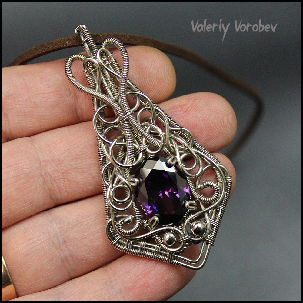Кулон ручной работы из фианита и проволоки нейзильбер