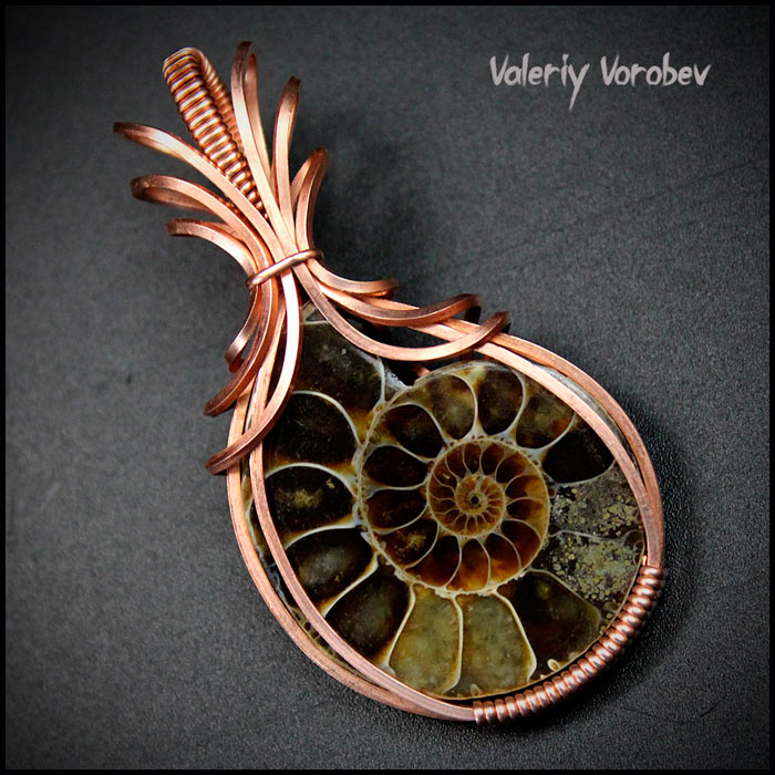 Украшения из проволоки и аммонита Валерия Воробьева