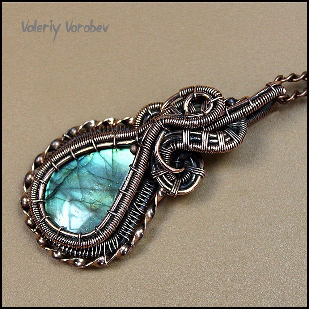Кулон ручной работы из лабрадора и медной проволоки. Автор: Валерий Воробьев.