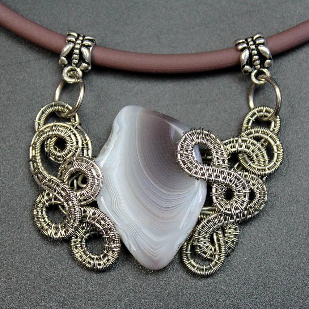 Подвеска ручной работы из агата и проволоки нейзильбер. Автор: Валерий Воробьев.