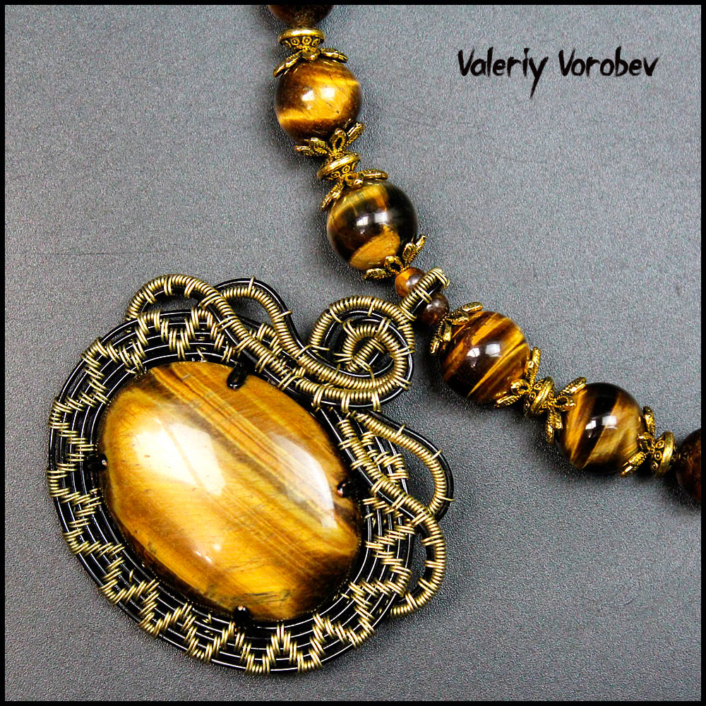 Ожерелье ручной работы с кулоном из камня Тигровый глаз и цветной проволоки