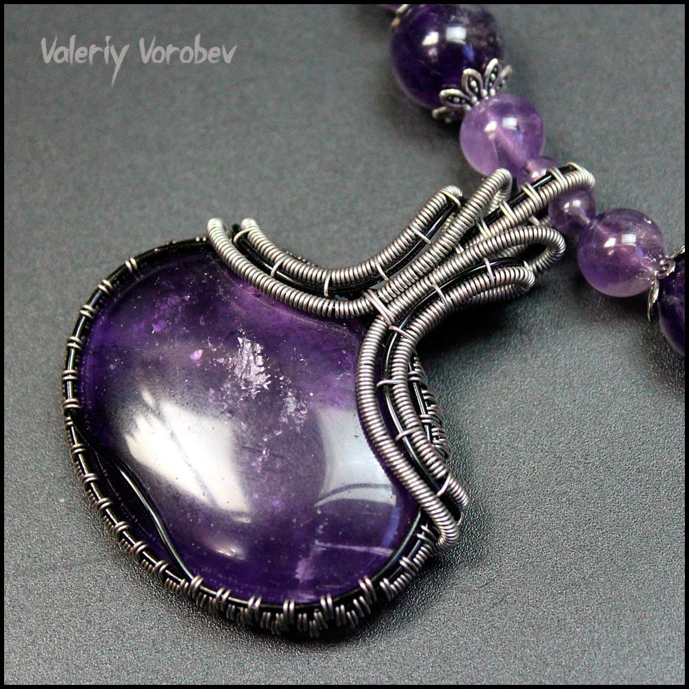 Кулон ручной работы из аметиста и цветной проволоки. Автор: Валерий Воробьев