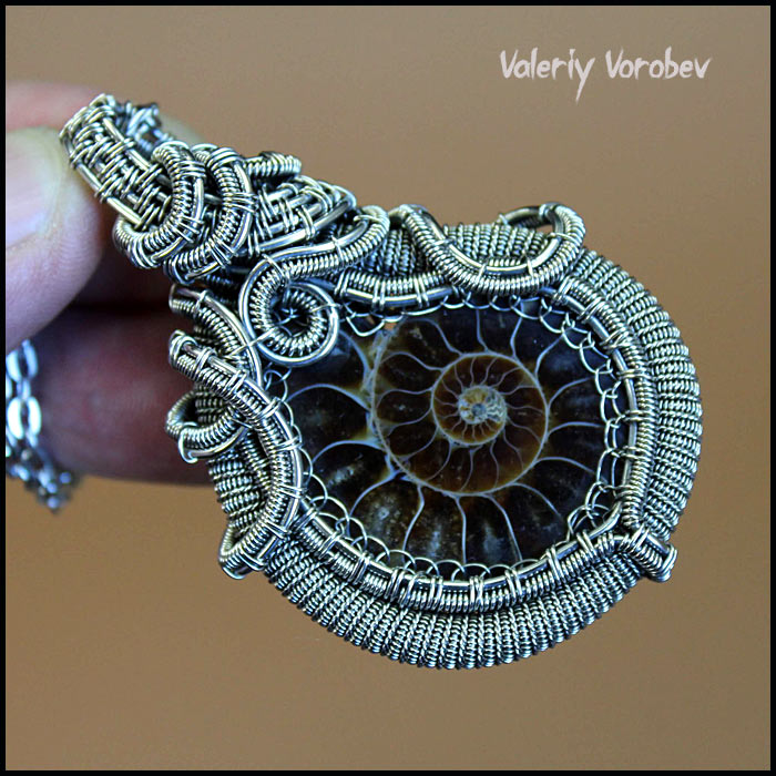 Украшения из проволоки и аммонита Валерия Воробьева