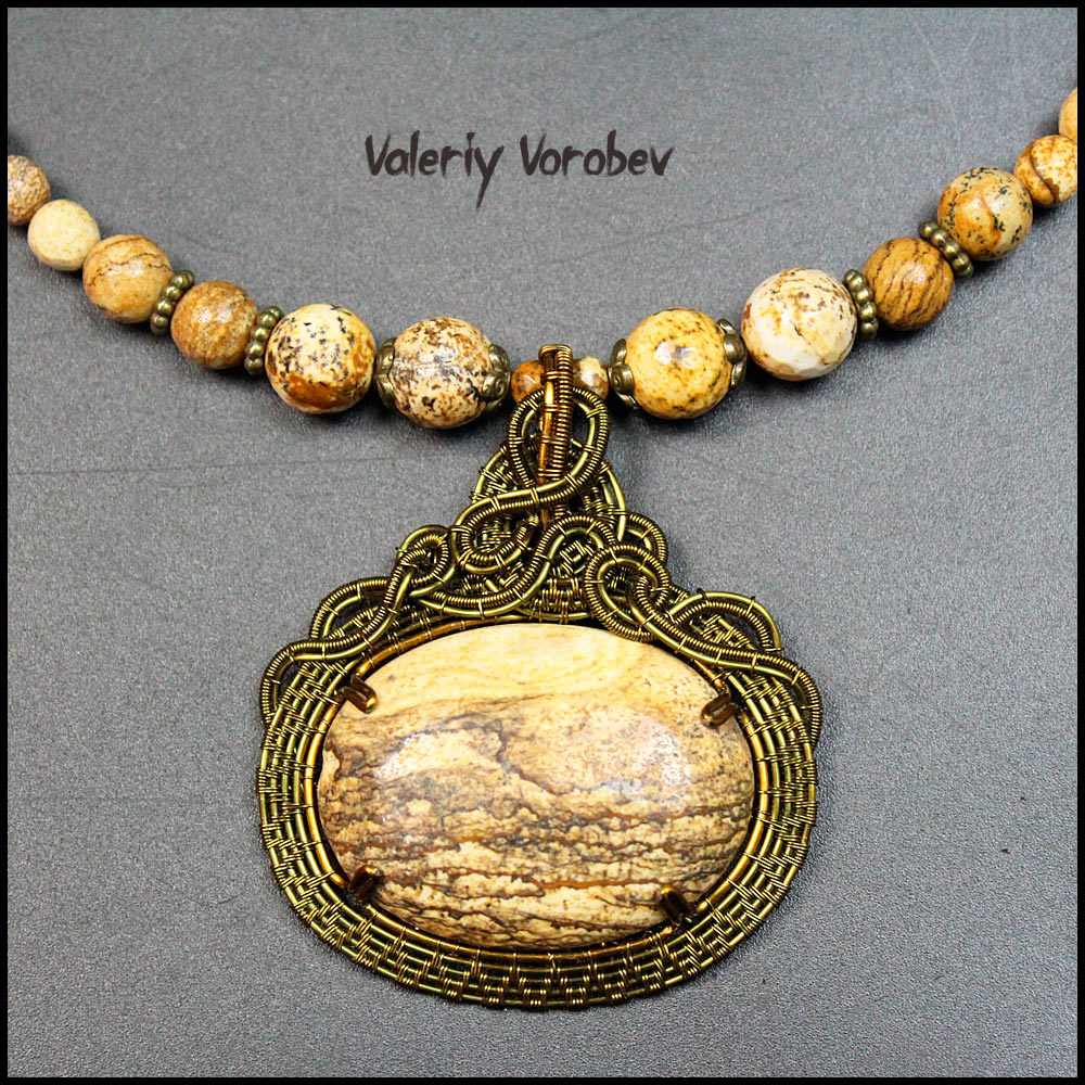 Кулон ручной работы из Пейзажной яшмы и проволоки цвета бронзы. Автор: Валерий Воробьев.