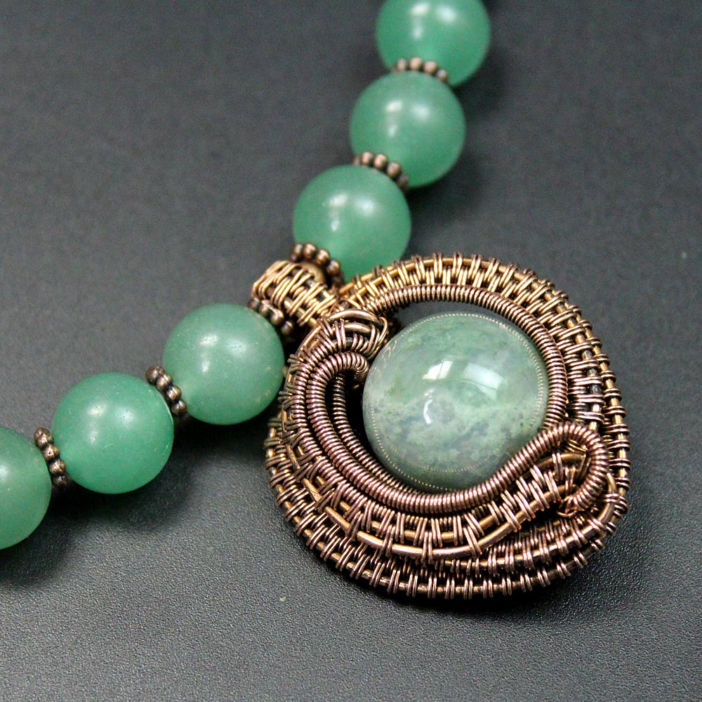 Кулон ручной работы из индийского агата и медной проволоки. Автор: Валерий Воробьев.