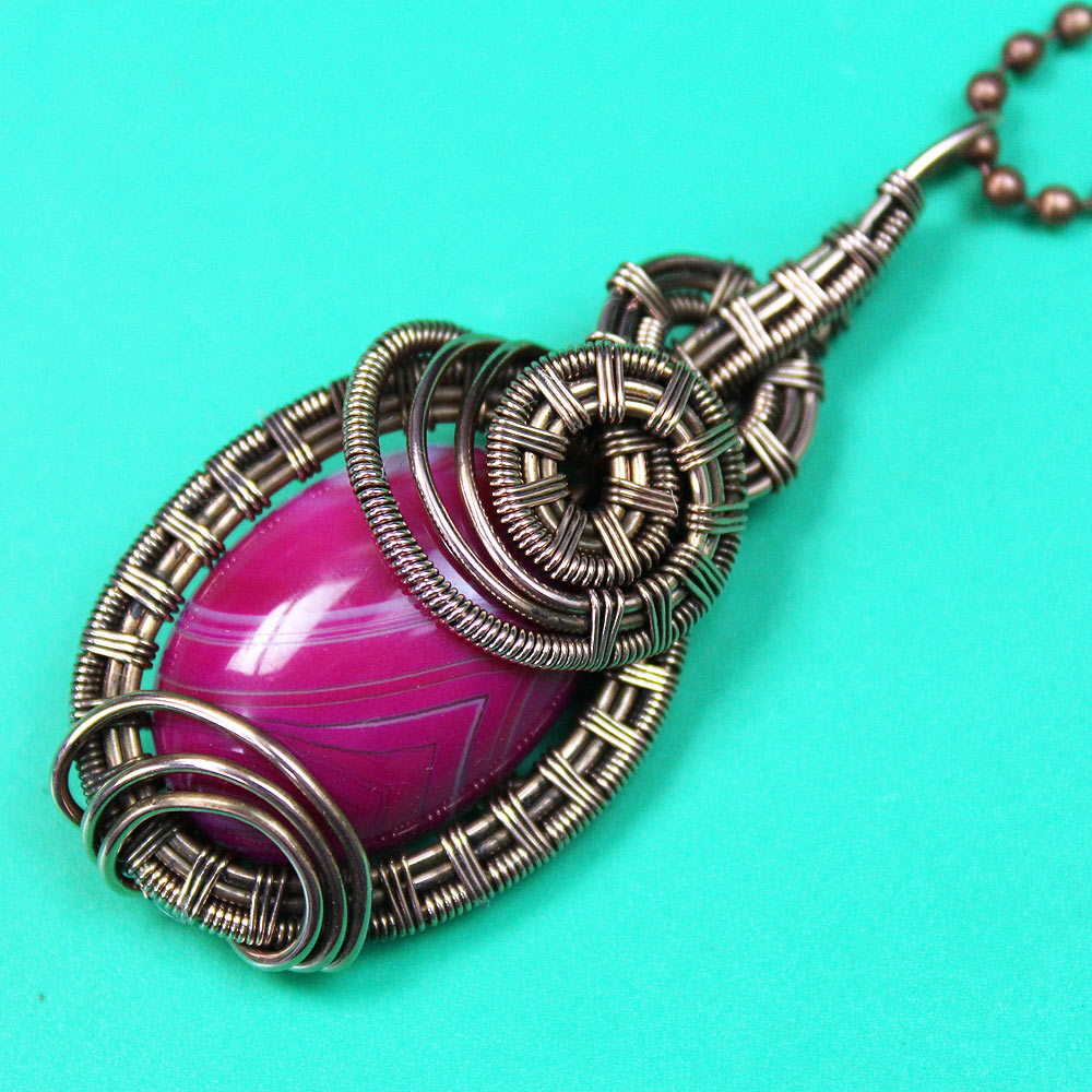 Кулон из агата (тонирован) и медной проволоки. Автор: Валерий Воробьев.