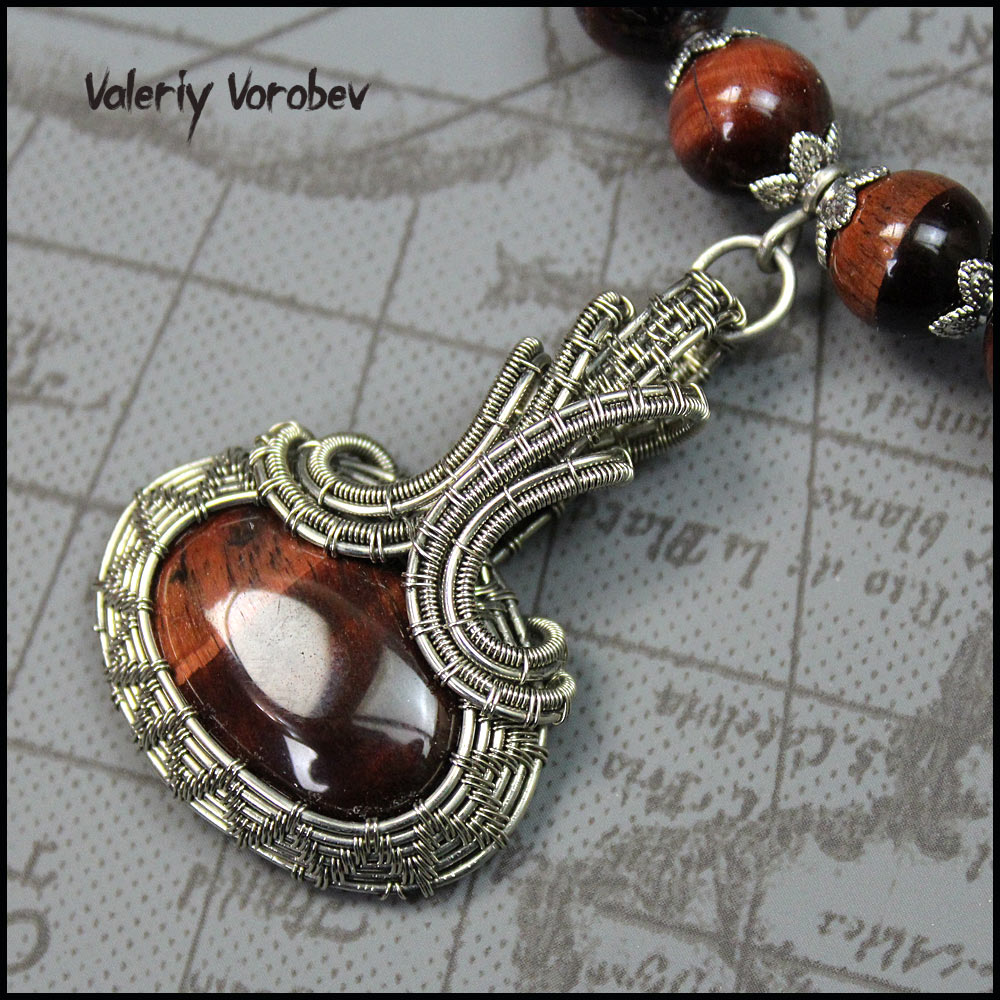 Кулон ручной работы из проволоки нейзильбер и камня Бычий глаз