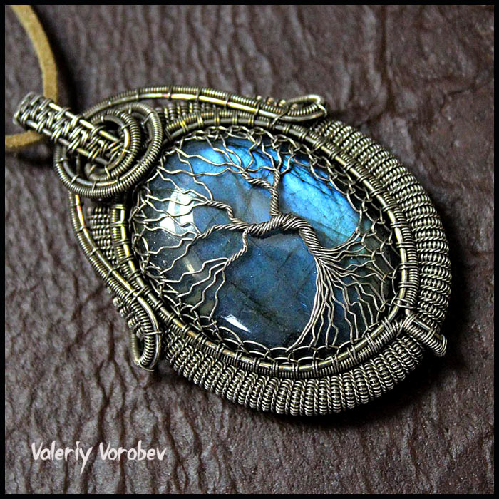 Кулон ручной работы из нейзильбера и лабрадора