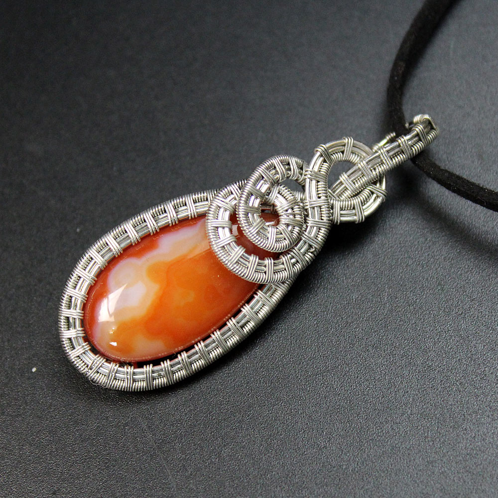 Подвеска ручной работы из серебра и агата. Автор: Валерий Воробьев.