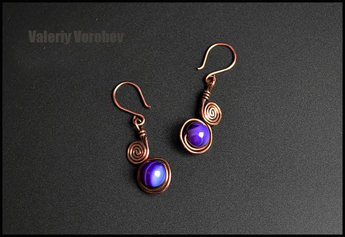 Серьги ручной работы из проволоки и бусин из камня