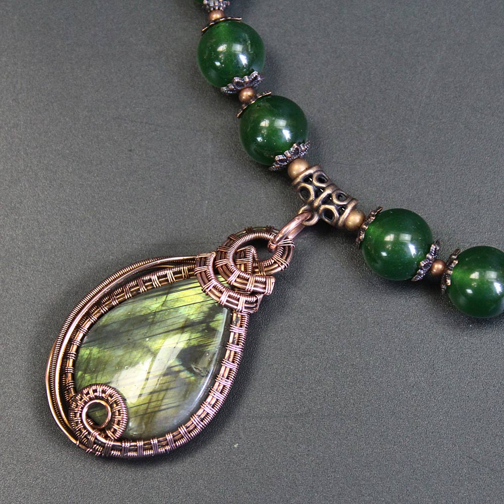 Ожерелье с подвеской из лабрадора и медной проволоки. Автор: Валерий Воробьев.