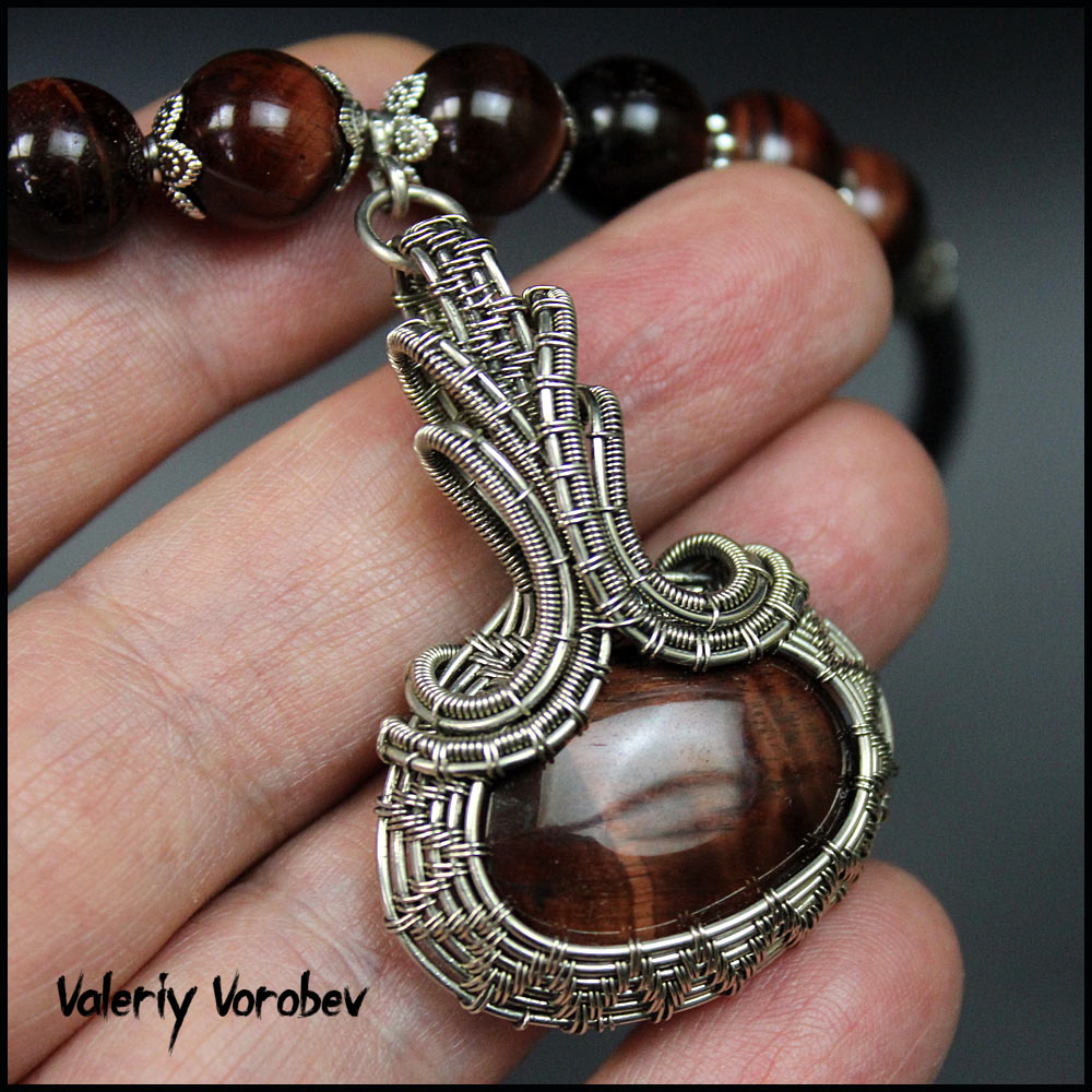 Кулон из проволоки нейзильбер и камня Бычий глаз ручной работы.