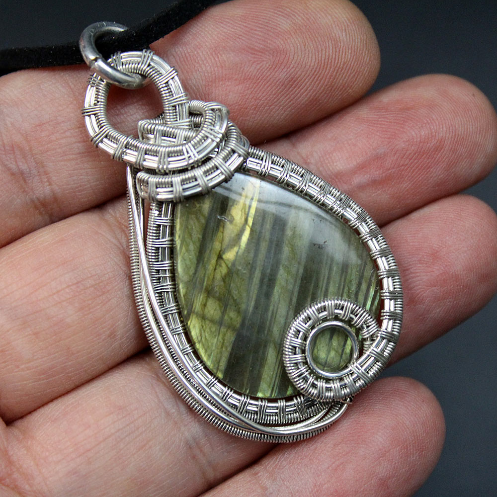 Кулон ручной работы из лабрадора и серебра 925 пробы. Автор: Валерий Воробьев.