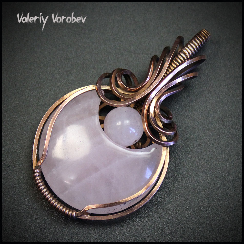 Кулон Лунница из проволоки и камня в технике Wire Wrap. Автор: Валерий Воробьев. Мастерская Рукодел.