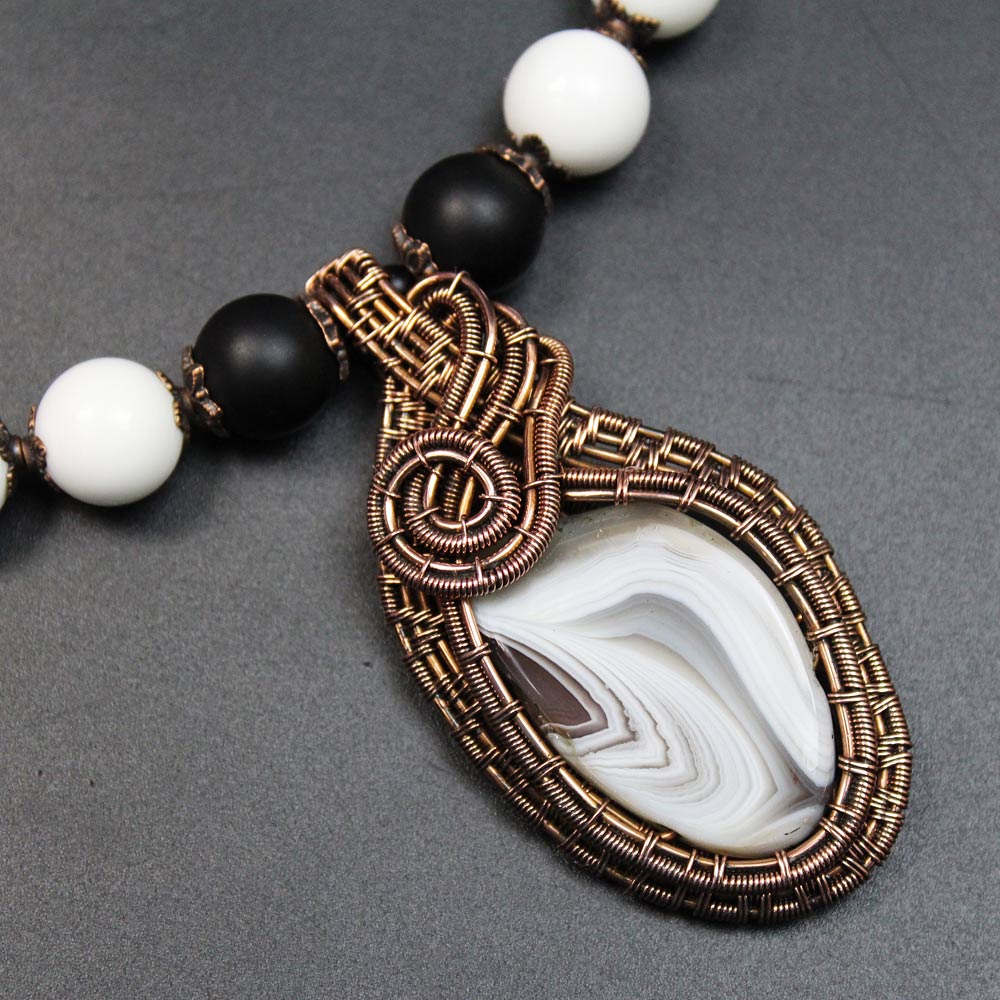 Авторский кулон Валерия из агата и медной проволоки.