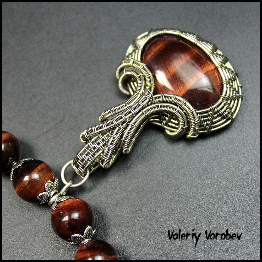 Кулон из проволоки нейзильбер и камня Бычий глаз ручной работы.