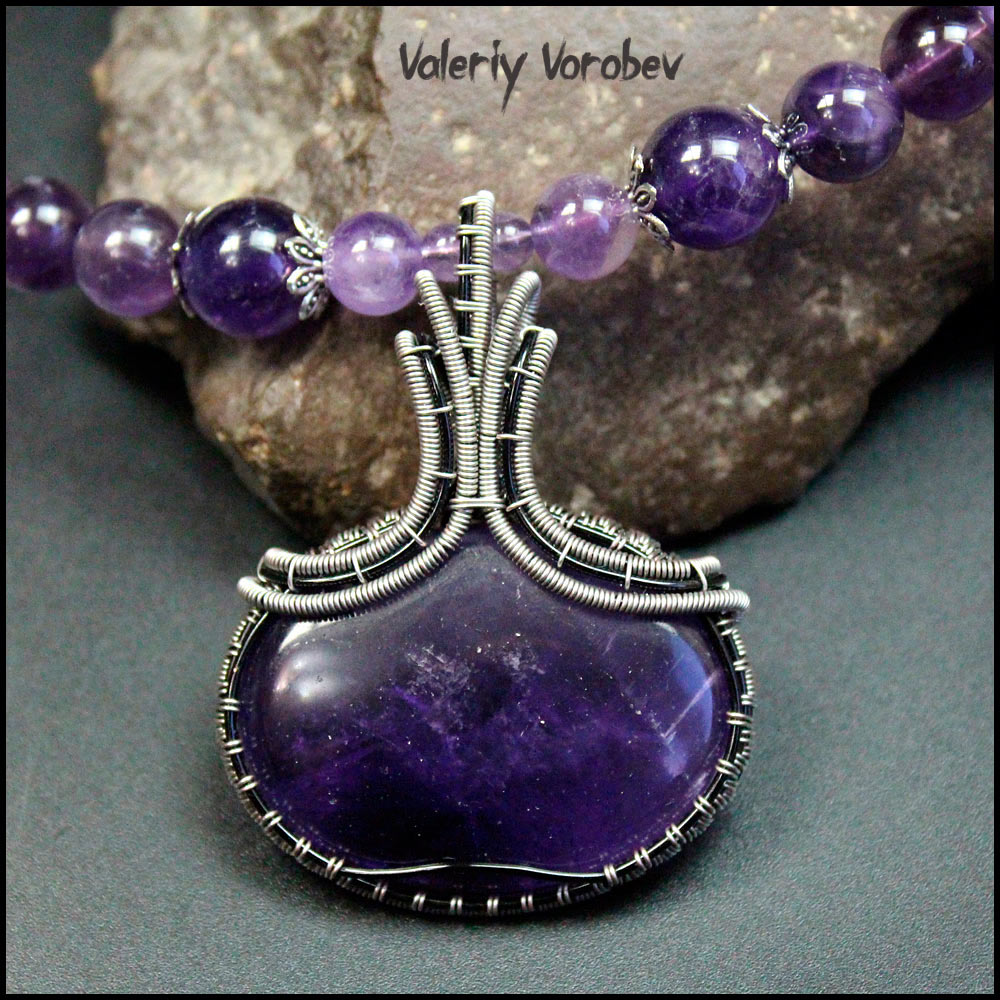 Колье из аметиста и цветной проволоки. Автор: Валерий Воробьев.