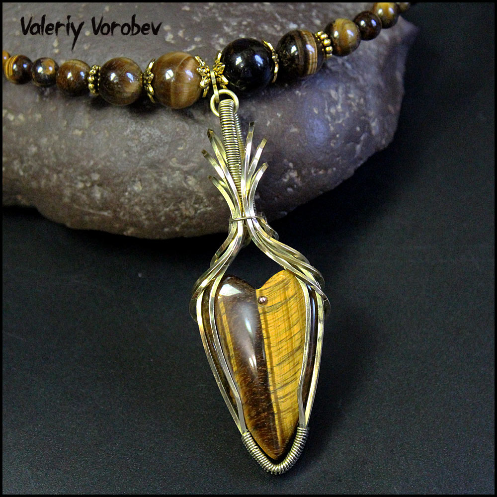 Украшение ручной работы из камня Тигровый глаз и проволоки из латуни. Автор: Валерий Воробьев.