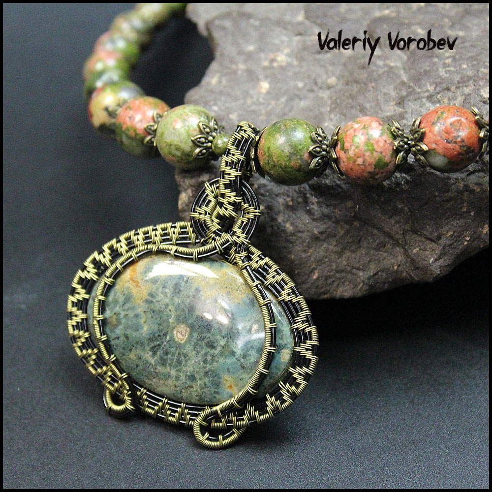 Кулон ручной работы из цветной проволоки и коралла. Автор: Валерий Воробьев.