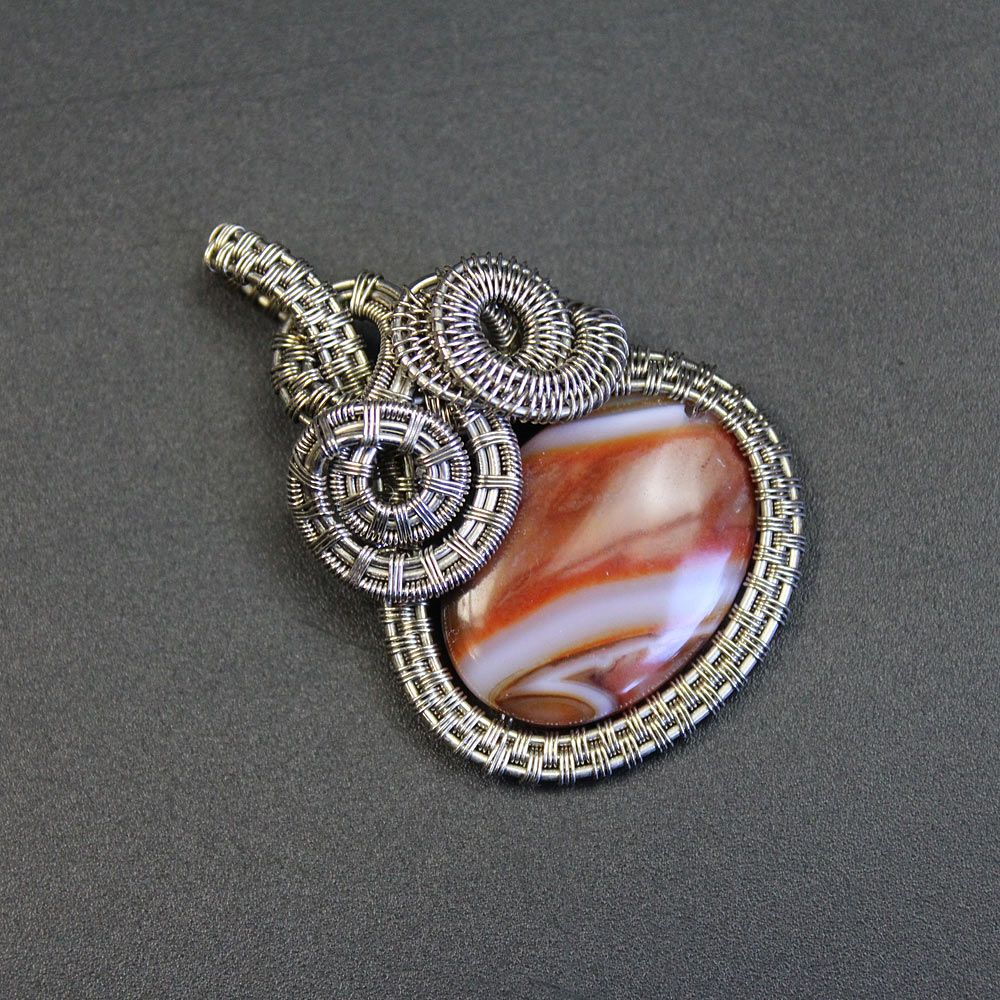 Украшение ручной работы из агата и проволоки Валерия Воробьева.