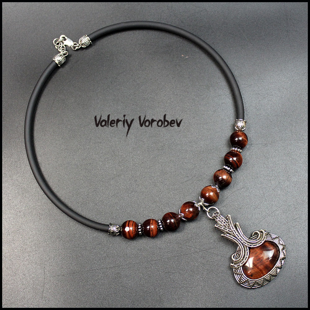 Кулон из проволоки нейзильбер и камня Бычий глаз ручной работы.