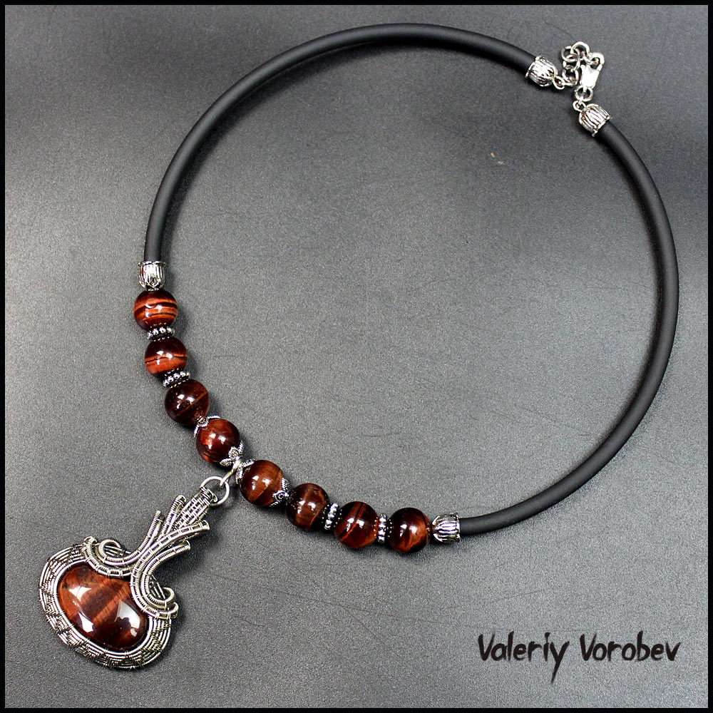 Кулон из проволоки нейзильбер и камня Бычий глаз ручной работы.