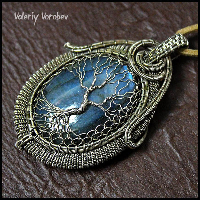 Кулоны ручной работы из проволоки нейзильбер и камня лабрадор в технике Wire wrap.