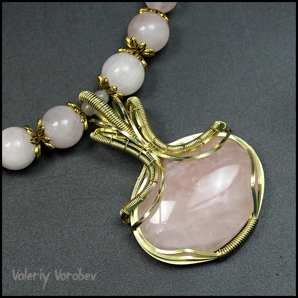 Колье ручной работы из розового кварца и латунной проволоки. Автор: Валерий Воробьев.