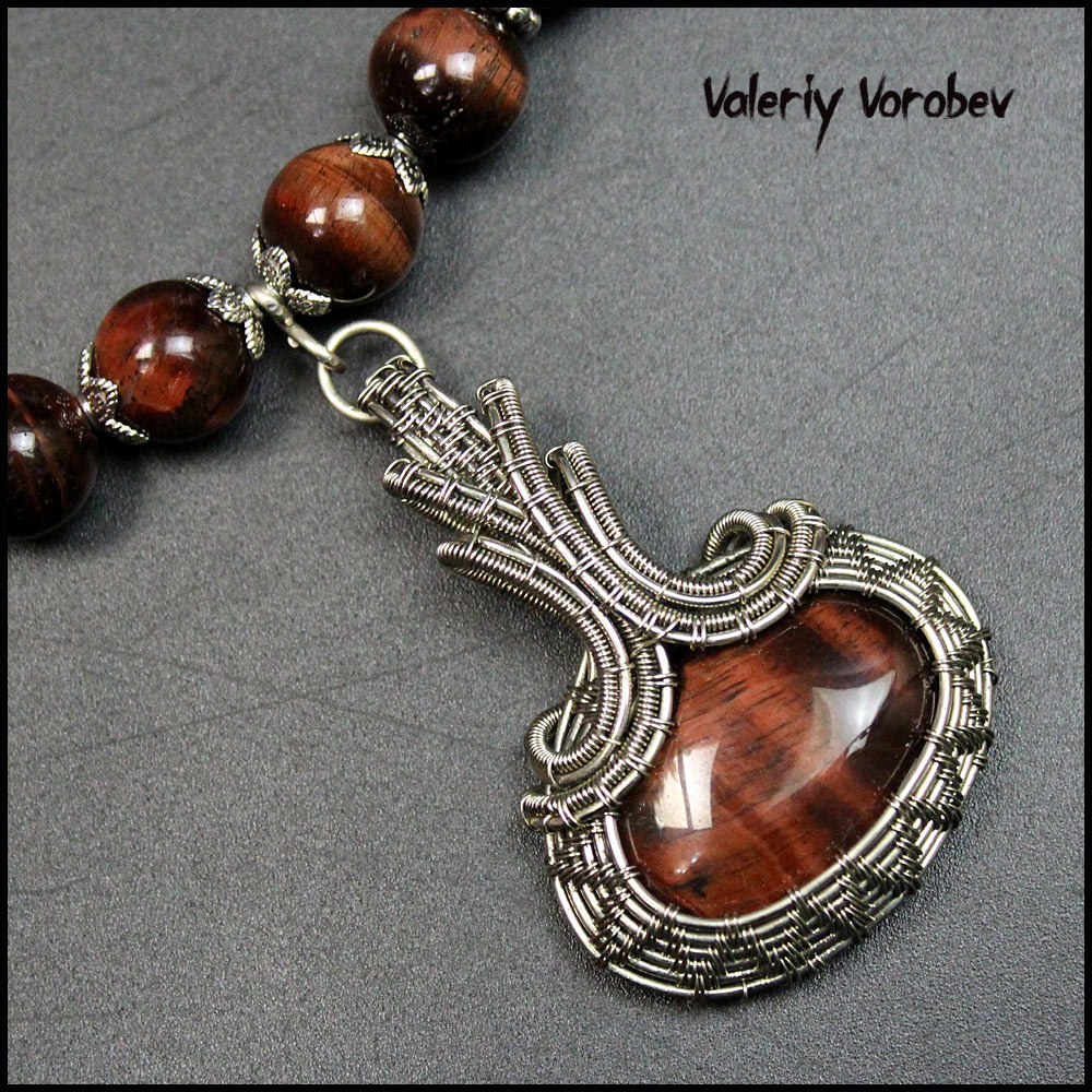 Кулон из проволоки нейзильбер и камня Бычий глаз ручной работы.